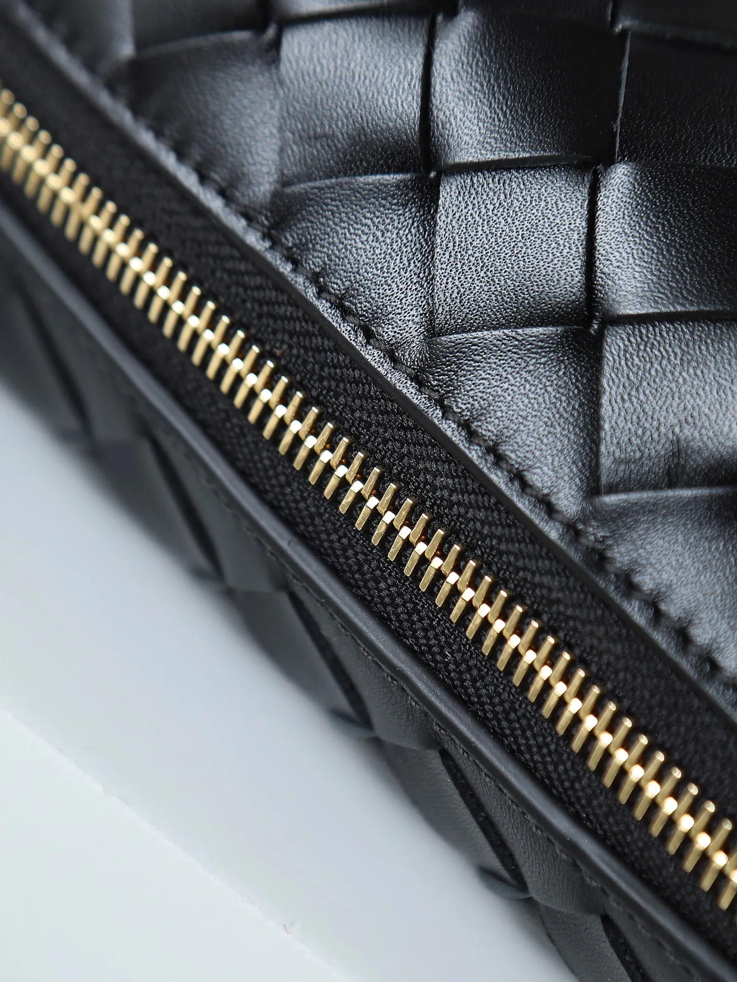 Batch 1620. A lunch bag that is predicted to be popular again this year. The entire bag is made of top-grade naa lambskin. It is very soft and lightweight. It also uses the intrecciato weaving process that the two founders spent several months developing from the beginning of the brand. It is completely hand-woven by Italian craftsmen. It perfectly reflects the craftsmanship of Bottega. The entire bag shape is also a very practical and popular lunch box bag shape. The slightly curved arc of the bag mouth can also better fit our wrists. Style number: 754443 Size: 22*13*9